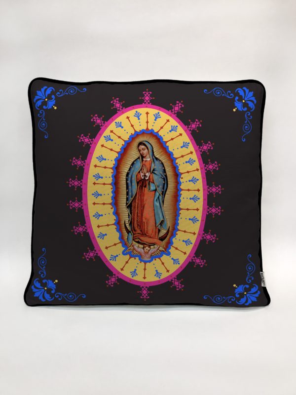 Funda de cojín estampado con La Virgen de Virgen de Guadalupe, enmarcada dentro de su mandorla coloreadas en modernas tonalidades.