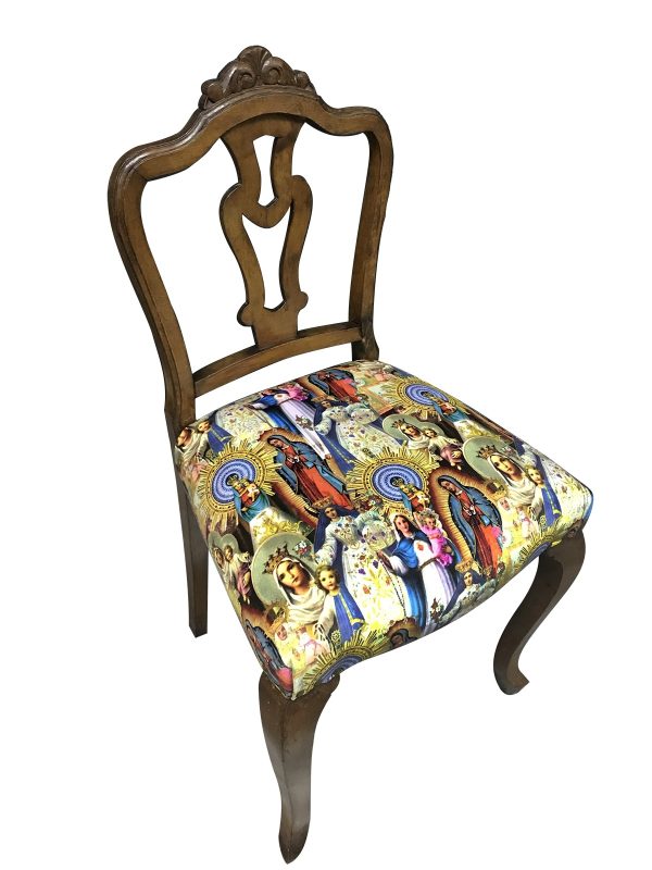 Silla de comedor clásica con madera vista y asiento tapizado con terciopelo anti-manchas modelo ¡Viva María!