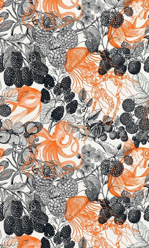 Papel de pintado con estampado marino en tonos naranjas, con peces, pulpos y medusas, en contraste con el dibujo en línea negra de zarzamoras