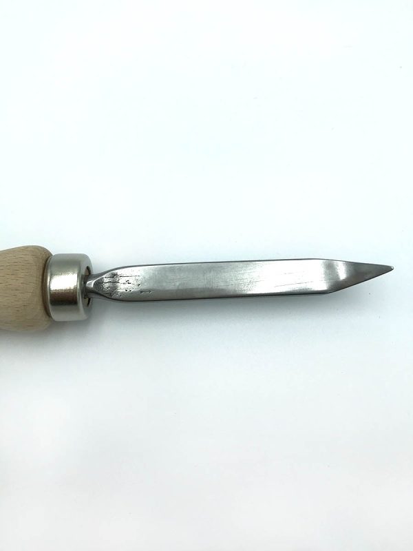 Detalle de herramienta de tapicería de punta curvada de acero endurecido con mango de madera.