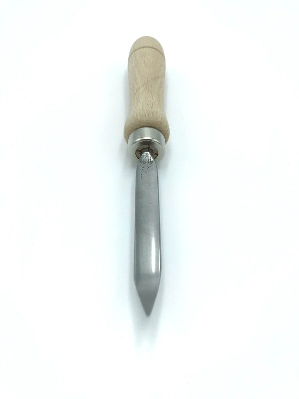 Detalle de herramienta de tapicería de punta curvada de acero endurecido con mango de madera.