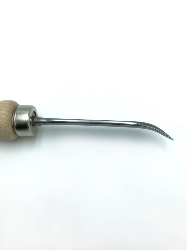 Detalle la de punta curvada de acero endurecido con mango de madera de herramienta de tapicería.