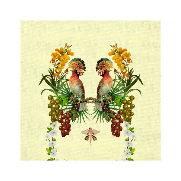 Panel de algodón 100% orgánico con estampado de composición floral presidida por una pareja mosqueteros real, sobre fondo amarillo claro, del diseñador Spantox Factory, de La Tapicera.