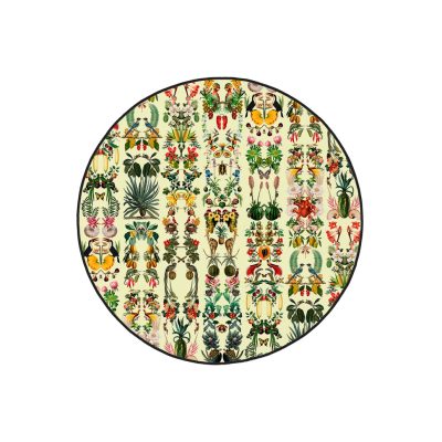 Mantel resinado redondo antimanchas muy resistente y duradero, con diseño de columnas multicolor de flora y fauna de Spantox Factoy sobre un tenue fondo amarillo claro, para La Tapicera.