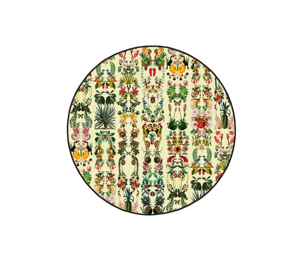 Mantel resinado redondo antimanchas muy resistente y duradero, con diseño de columnas multicolor de flora y fauna de Spantox Factoy sobre un tenue fondo amarillo claro, para La Tapicera.